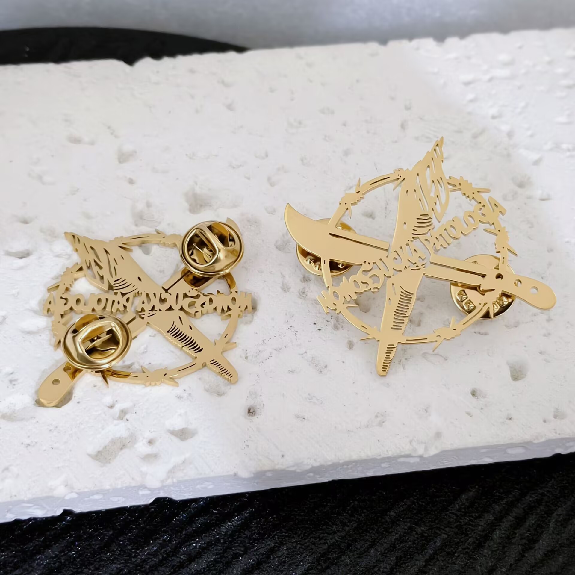 เข็มกลัดสแตนเลสสั่งทำ ป้ายโลโก - Tuxedo Lapel Pin บทวิจารณ์และราคา